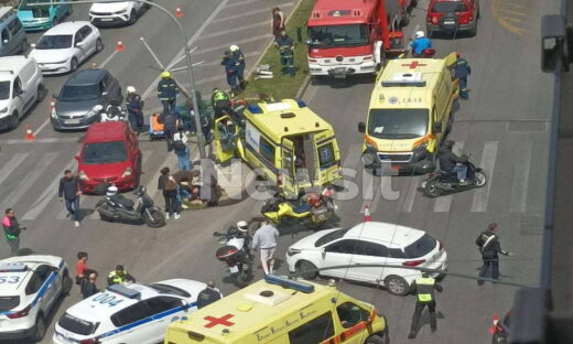 Φωτογραφία από το σημείο όπου έγινε το τροχαίο με το ιδιωτικό ασθενοφόρο στο Παγκράτι