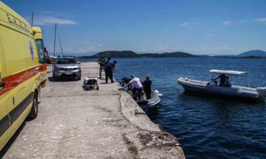 Ασθενοφόρο στο λιμάνι