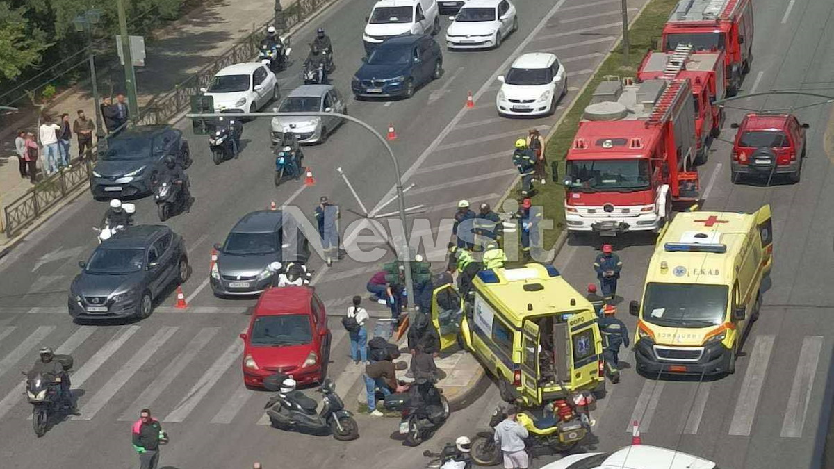 Φωτογραφία από το σημείου του τροχαίου με το ιδιωτικό ασθενοφόρο στο Παγκράτι
