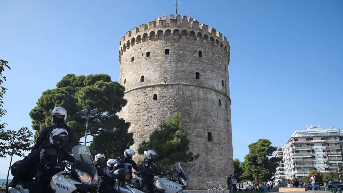 Αστυνομικός μπροστά από τον Λευκό Πύργο