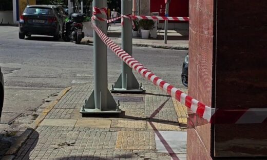 Κορδέλες σε πεζοδρόμιο