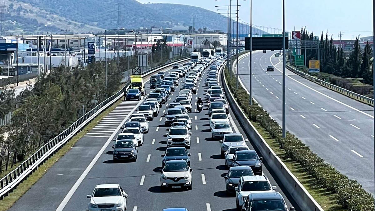 Αυτοκίνητα στην Αττική Οδό