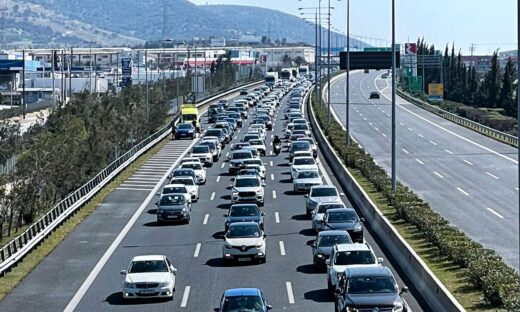 Αυτοκίνητα στην Αττική Οδό