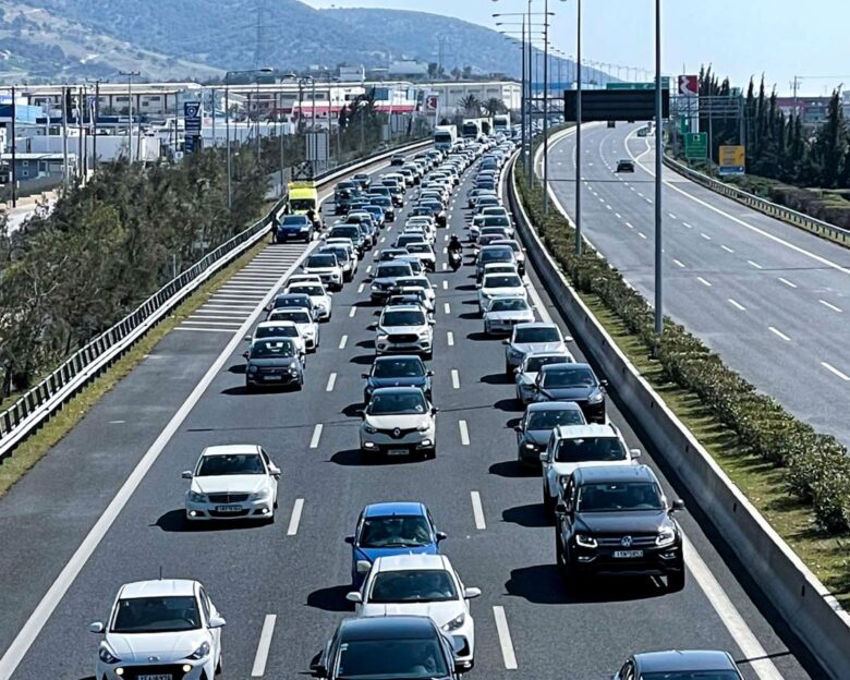 Μποτιλιάρισμα στην Αττική Οδό στο ρεύμα προς Ελευσίνα μετά από καραμπόλα 3 οχημάτων