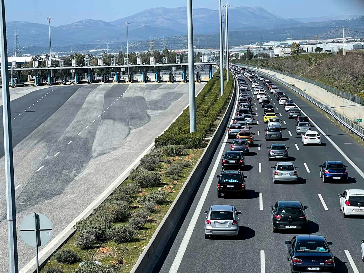 Πολλά αυτοκίνητα στην Αττική Οδό