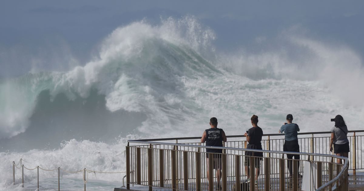 Australia: Six dead from 4 meters high waves – two more people missing