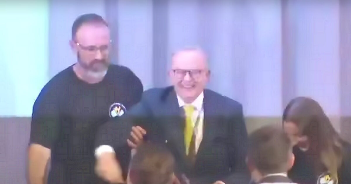 Australia: When Prime Minister Anthony Alpmani fell and “disappeared” from the stage
