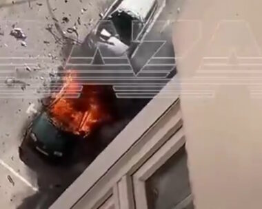 Το αυτοκίνητο που τυλίχθηκε στις φλόγες στη Ρωσία