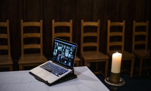 Ένα laptop πάνω σε ένα τραπέζι