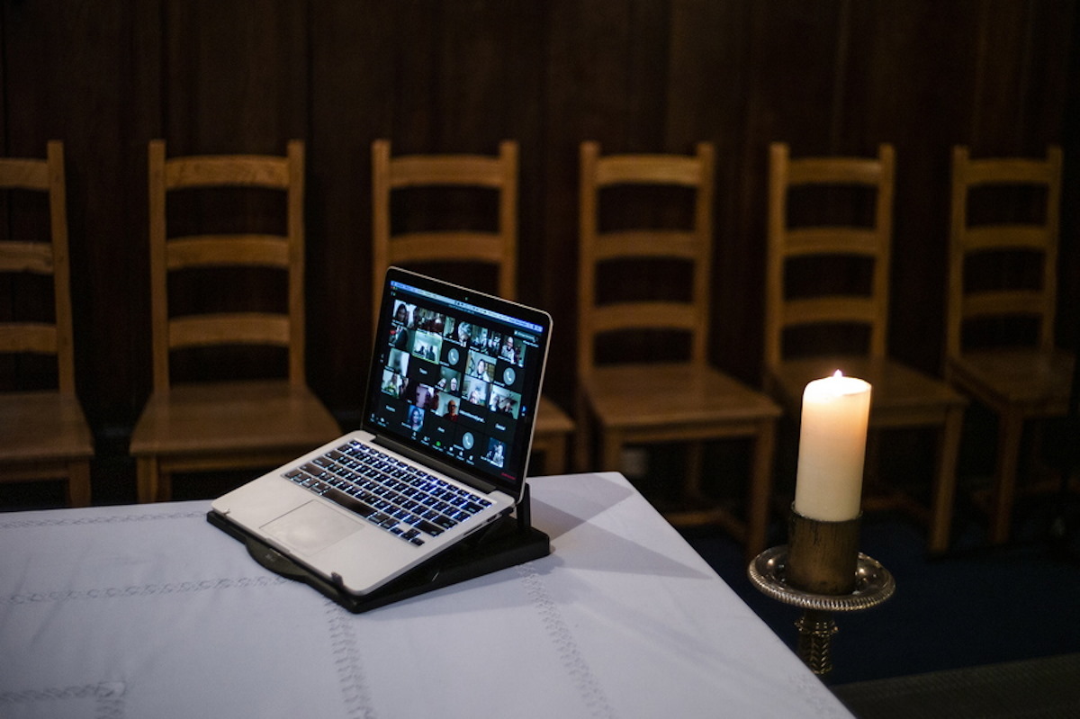 Ένα laptop πάνω σε ένα τραπέζι