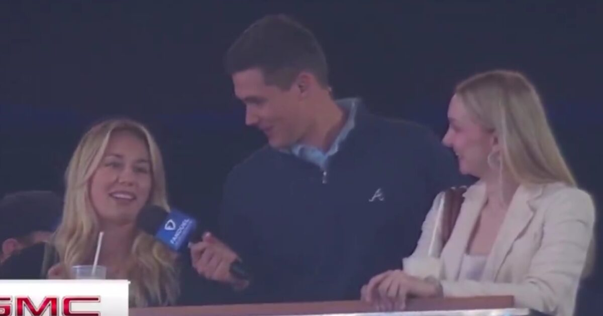 Journalist in the US “fell” on a female fan and got her on -air phone number