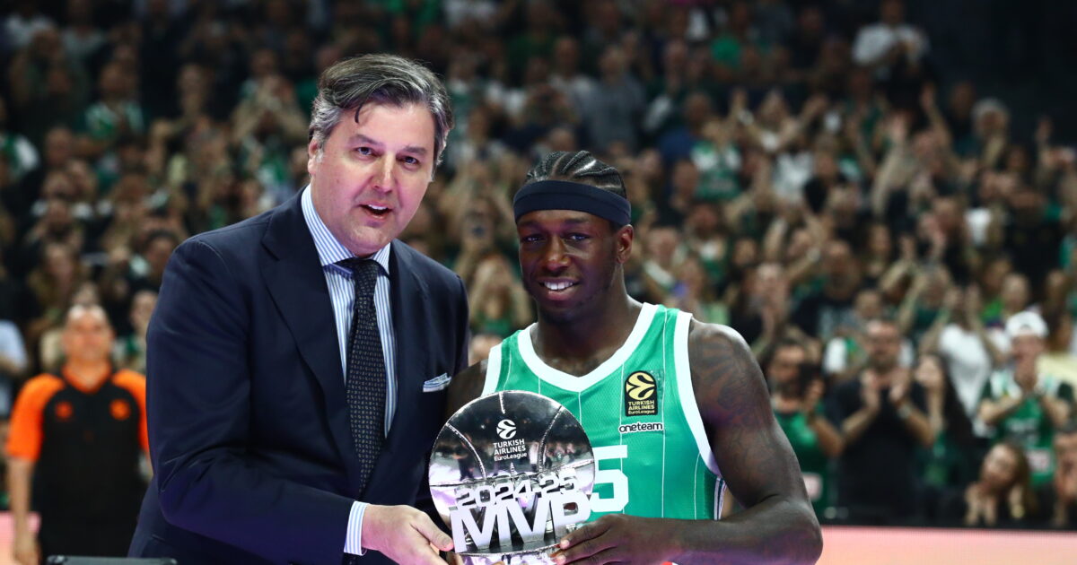 Cereic Nan received the Euroleague MVP award by Dejan Bodiroga