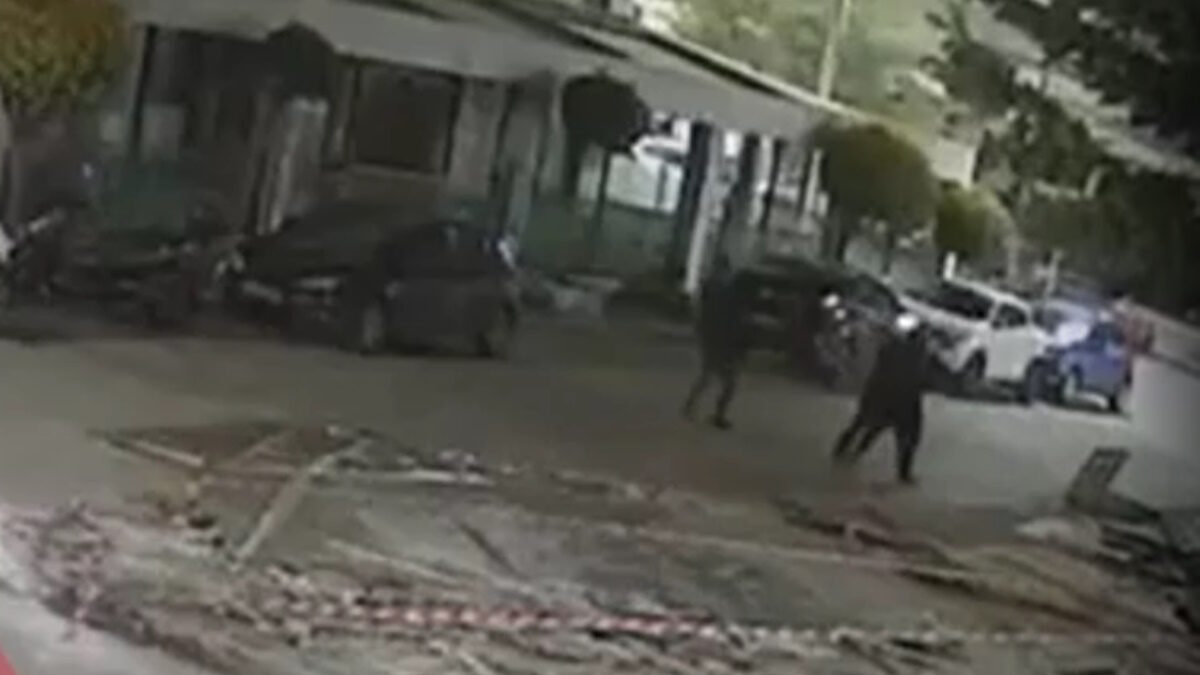 Βίντεο ντοκουμέντο από τη σύλληψη δύο ανδρών στο Μπουρνάζι – Εβγαλαν όπλο και σημάδευαν αστυνομικούς