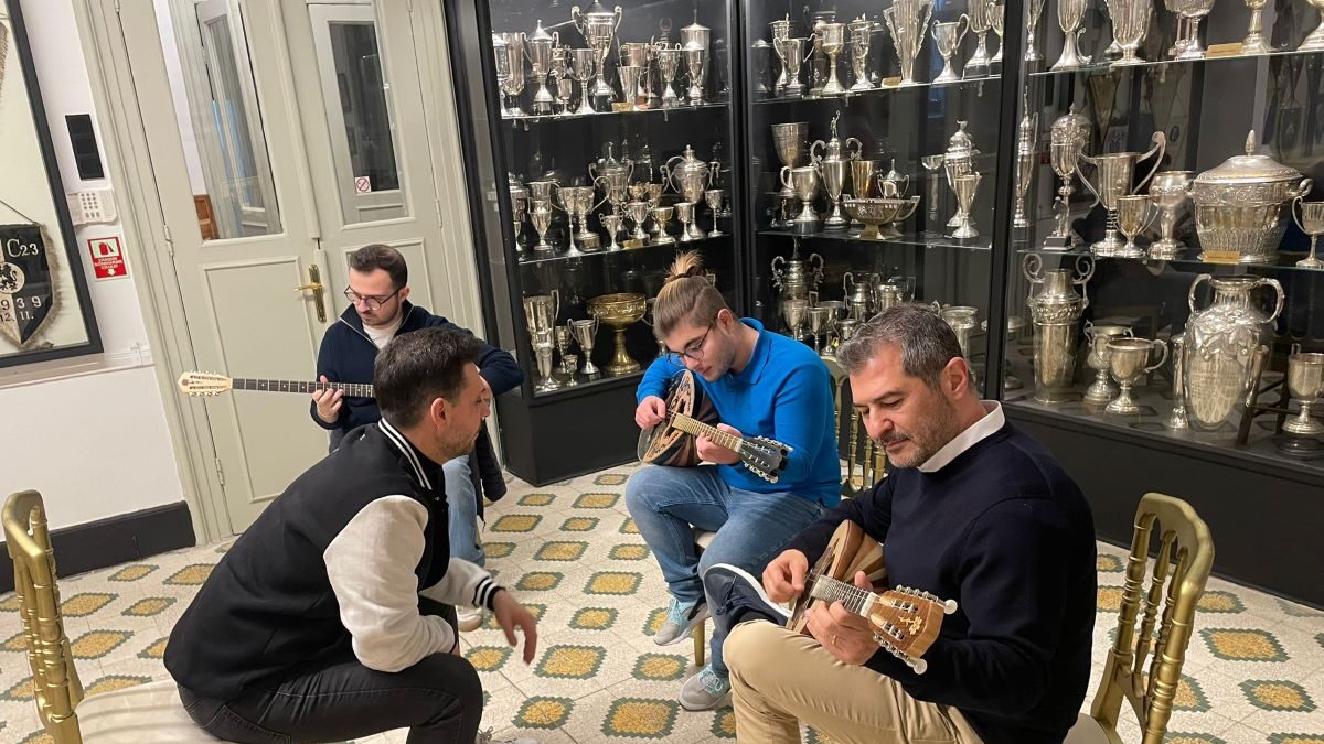 Ο Ανδρέας Σαραντίδης διδάσκει στους Τούρκους μπουζούκι