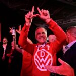 Ο πρωθυπουργός Μαρκ Κάρνι πανηγυρίζει τη νίκη των Φιλελεύθερων στις εκλογές στον Καναδά