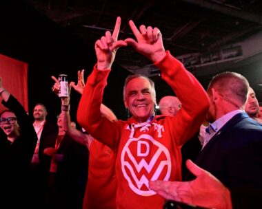 Ο πρωθυπουργός Μαρκ Κάρνι πανηγυρίζει τη νίκη των Φιλελεύθερων στις εκλογές στον Καναδά