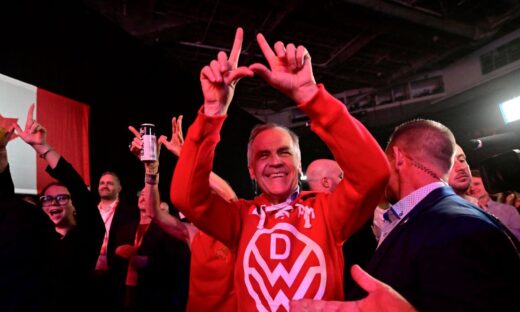 Ο πρωθυπουργός Μαρκ Κάρνι πανηγυρίζει τη νίκη των Φιλελεύθερων στις εκλογές στον Καναδά
