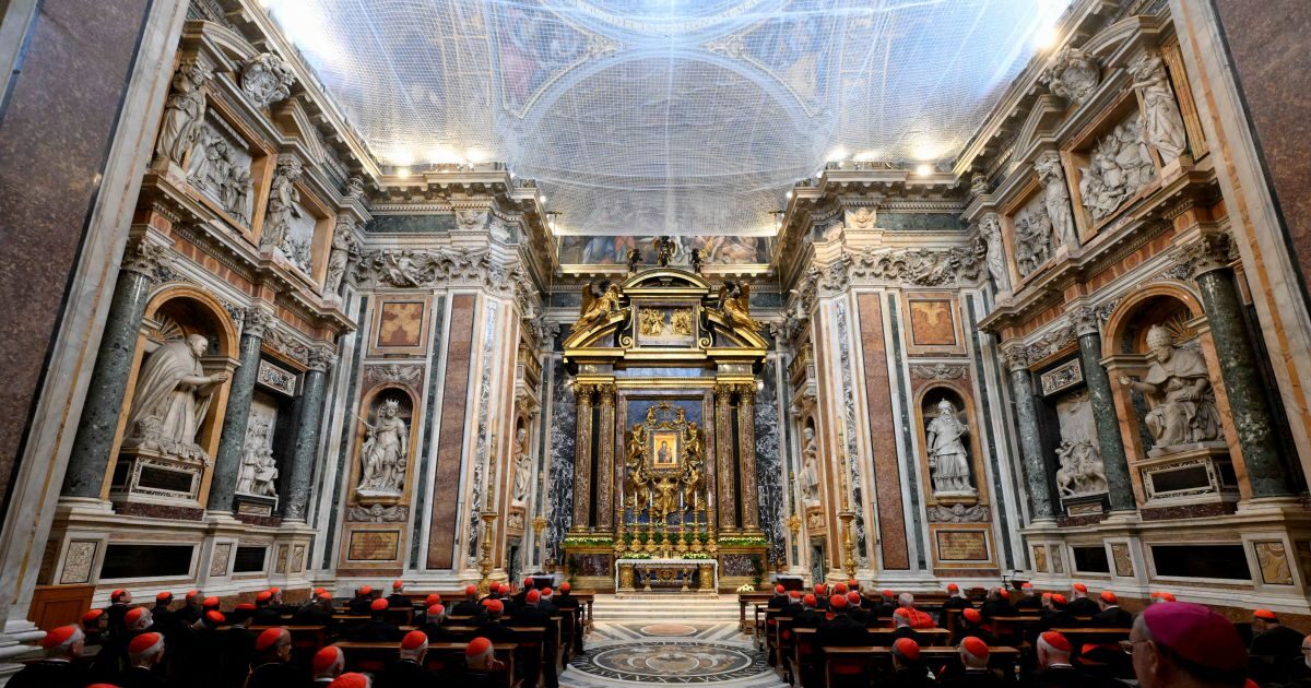 Anatomy of Conclavium that will elect the new Pope: Cardinals, ages, battalions and geographical distribution