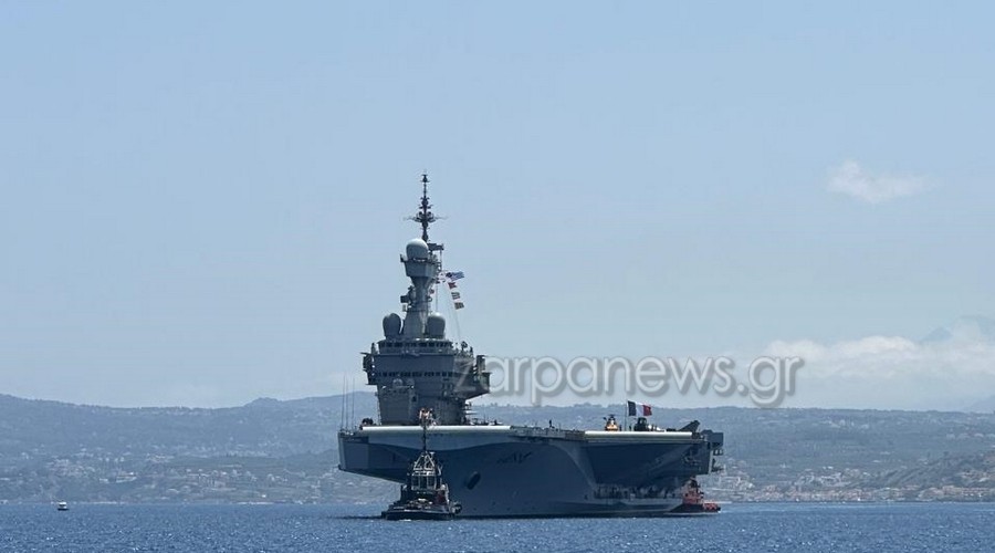 Το γαλλικό αεροπλανοφόρο «Charles De Gaulle» στο λιμάνι της Σούδας