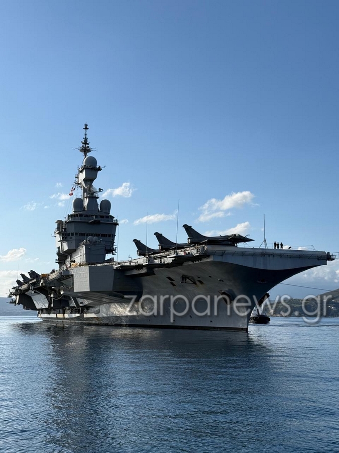 Το γαλλικό αεροπλανοφόρο «Charles De Gaulle» στο λιμάνι της Σούδας