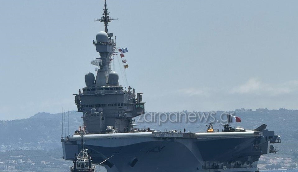 Το γαλλικό αεροπλανοφόρο «Charles De Gaulle» στο λιμάνι της Σούδας