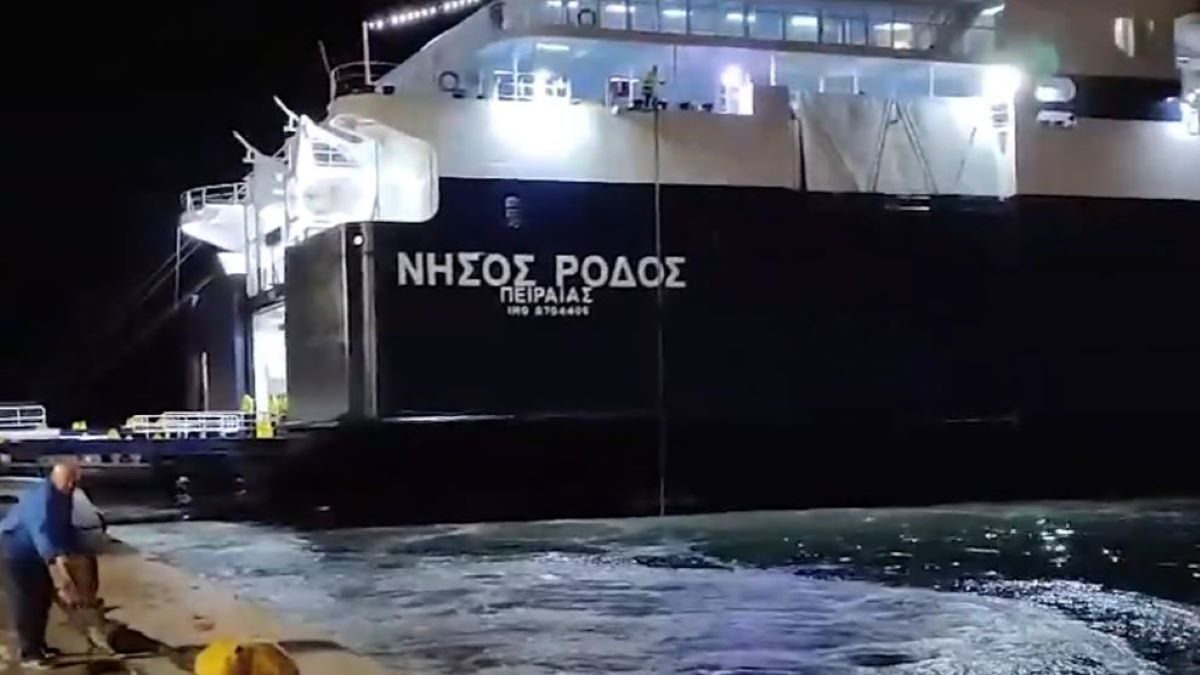 Το πλοίο «Νήσος Ρόδος» στο λιμάνι της Χίου