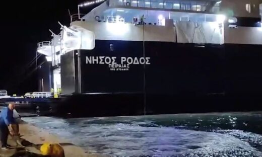 Το πλοίο «Νήσος Ρόδος» στο λιμάνι της Χίου