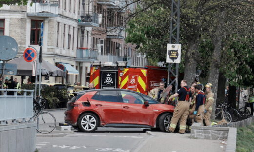 Αστυνομικοί και διασώστες επιχειρούν στο Sortedam Dossering, όπου ένα αυτοκίνητο έπεσε πάνω στο πλήθος, το ατύχημα προκλήθηκε από έναν ηλικιωμένο άνδρα που έχασε τον έλεγχο του αυτοκινήτου του, αναφέρει η αστυνομία