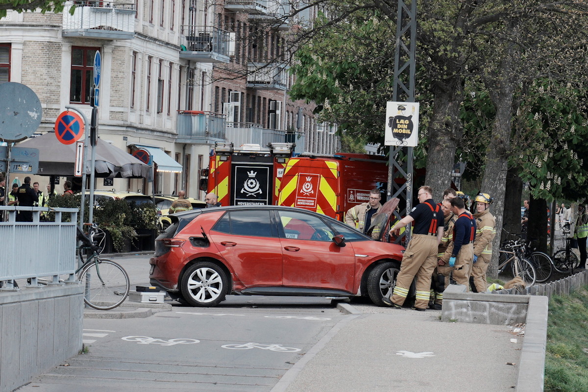 Police and rescuers are operating at Sortedam Dossering, where a car fell on the crowd, the accident was caused by an elderly man who lost control of his car, police reports