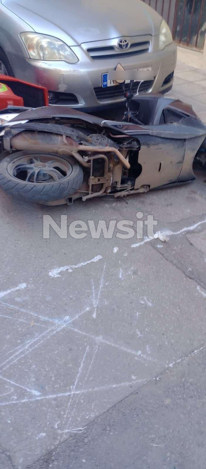 Ένα μηχανάκι πεσμένο στο δρόμο