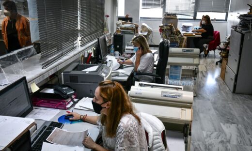 Εργαζόμενες σε ΔΟΥ