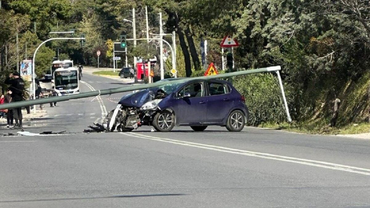 Κολώνα έπεσε πάνω σε αυτοκίνητο στην Εκάλη