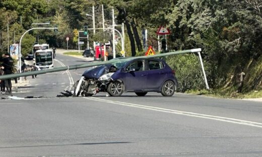 Κολώνα έπεσε πάνω σε αυτοκίνητο στην Εκάλη
