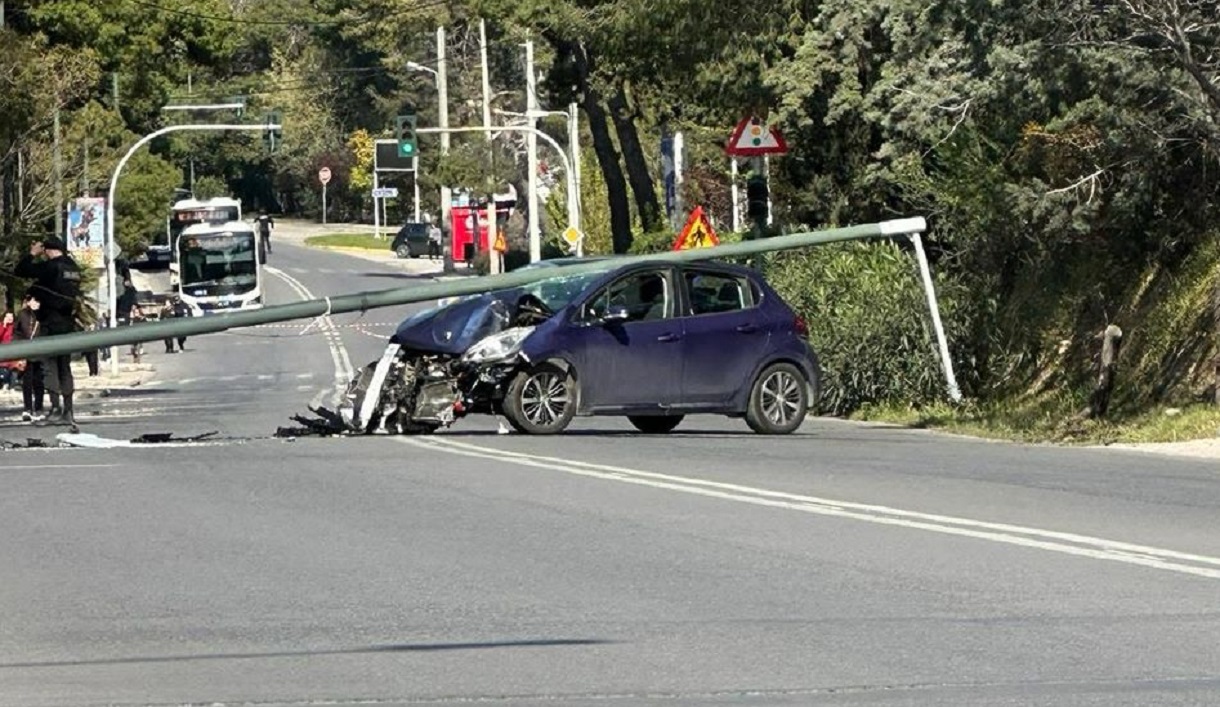 Κολώνα έπεσε πάνω σε αυτοκίνητο στην Εκάλη