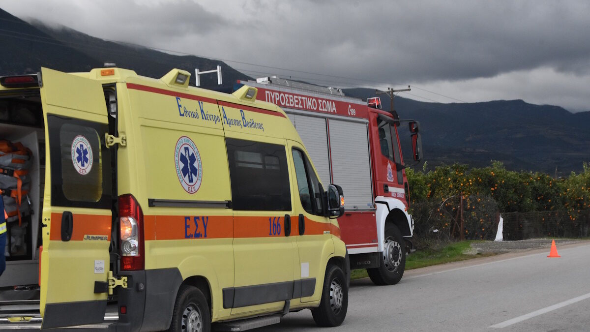 Ένα πυροσβεστικό και ένα ασθενοφόρο του ΕΚΑΒ