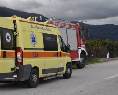 Ένα πυροσβεστικό και ένα ασθενοφόρο του ΕΚΑΒ
