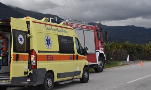 Ένα πυροσβεστικό και ένα ασθενοφόρο του ΕΚΑΒ