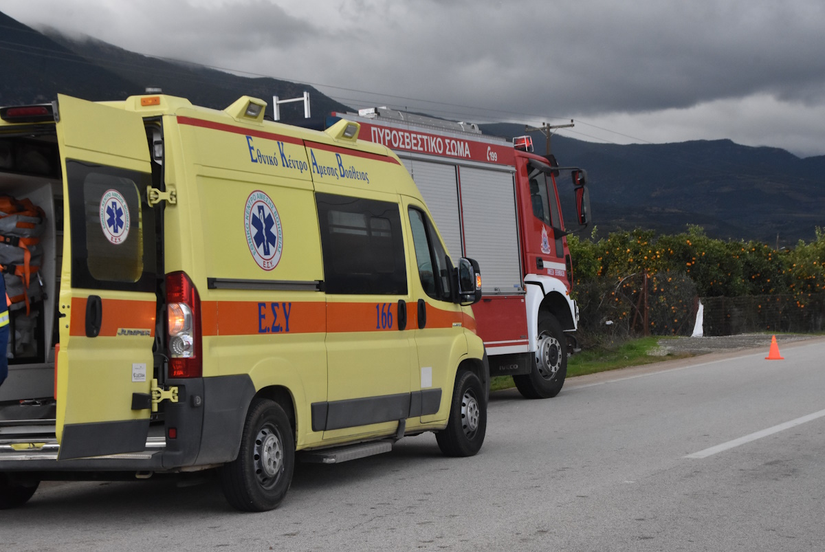 Ένα πυροσβεστικό και ένα ασθενοφόρο του ΕΚΑΒ