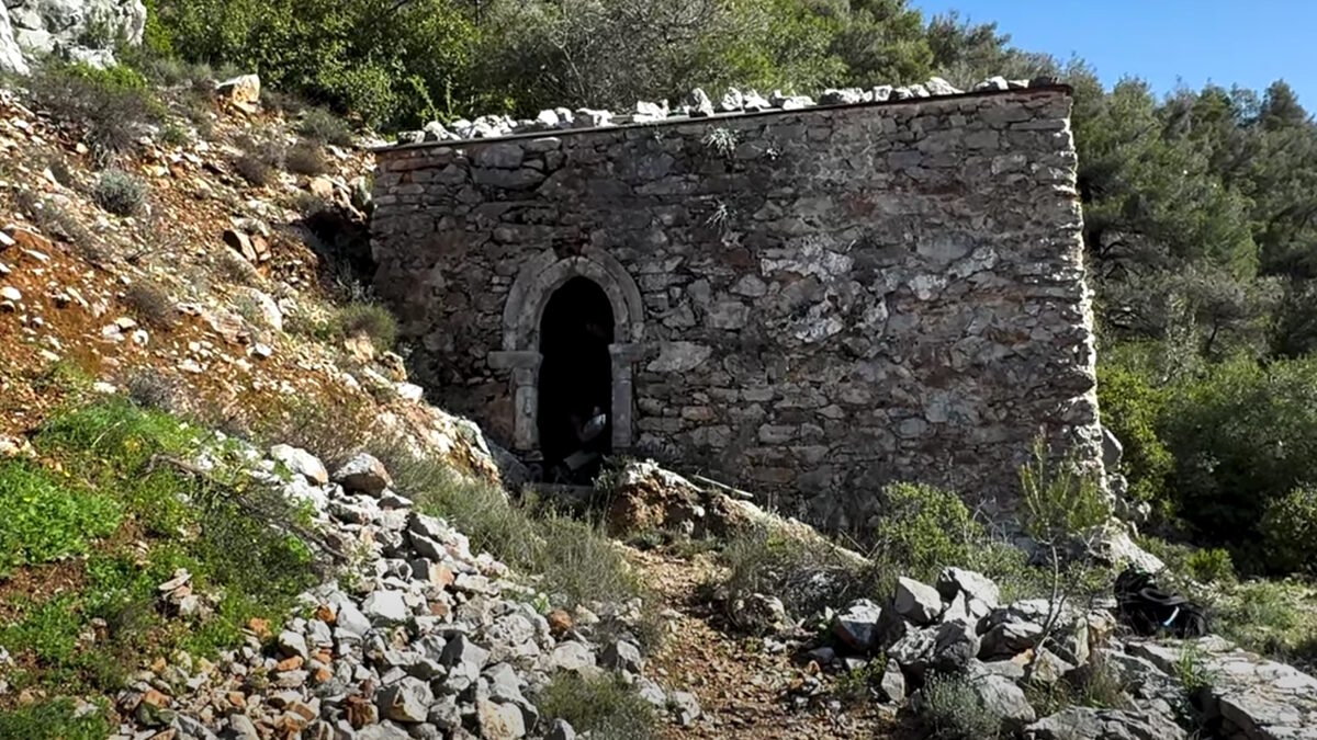 Οι Μπινιάρες, τα δίδυμα εντυπωσιακά εκκλησάκια σκαρφαλωμένα στον γκρεμό δεσπόζουν στην Πάρνηθα