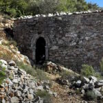 Οι Μπινιάρες, τα δίδυμα εντυπωσιακά εκκλησάκια σκαρφαλωμένα στον γκρεμό δεσπόζουν στην Πάρνηθα