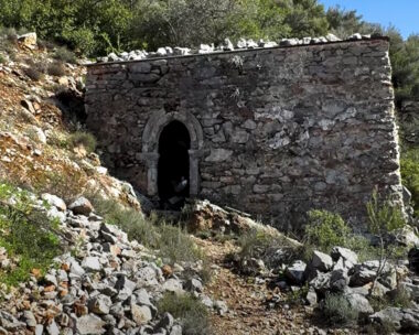 Οι Μπινιάρες, τα δίδυμα εντυπωσιακά εκκλησάκια σκαρφαλωμένα στον γκρεμό δεσπόζουν στην Πάρνηθα
