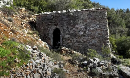 Οι Μπινιάρες, τα δίδυμα εντυπωσιακά εκκλησάκια σκαρφαλωμένα στον γκρεμό δεσπόζουν στην Πάρνηθα