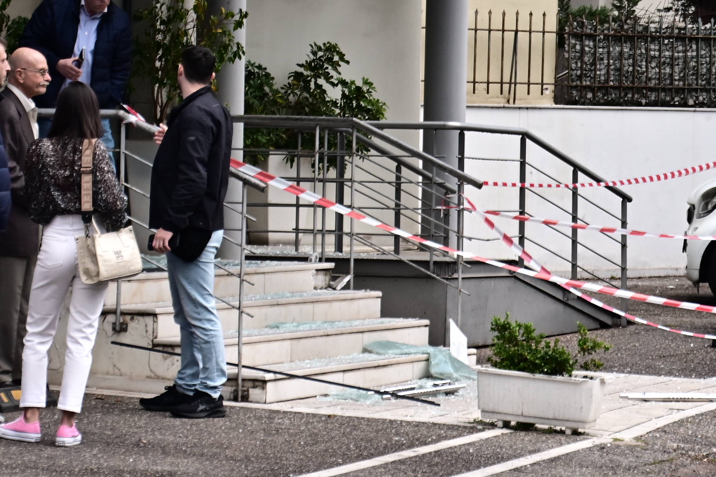 Από τους πυροβολισμούς «κατέρρευσε» τζαμαρία του ιατρικού κέντρου στο Χαλάνδρι