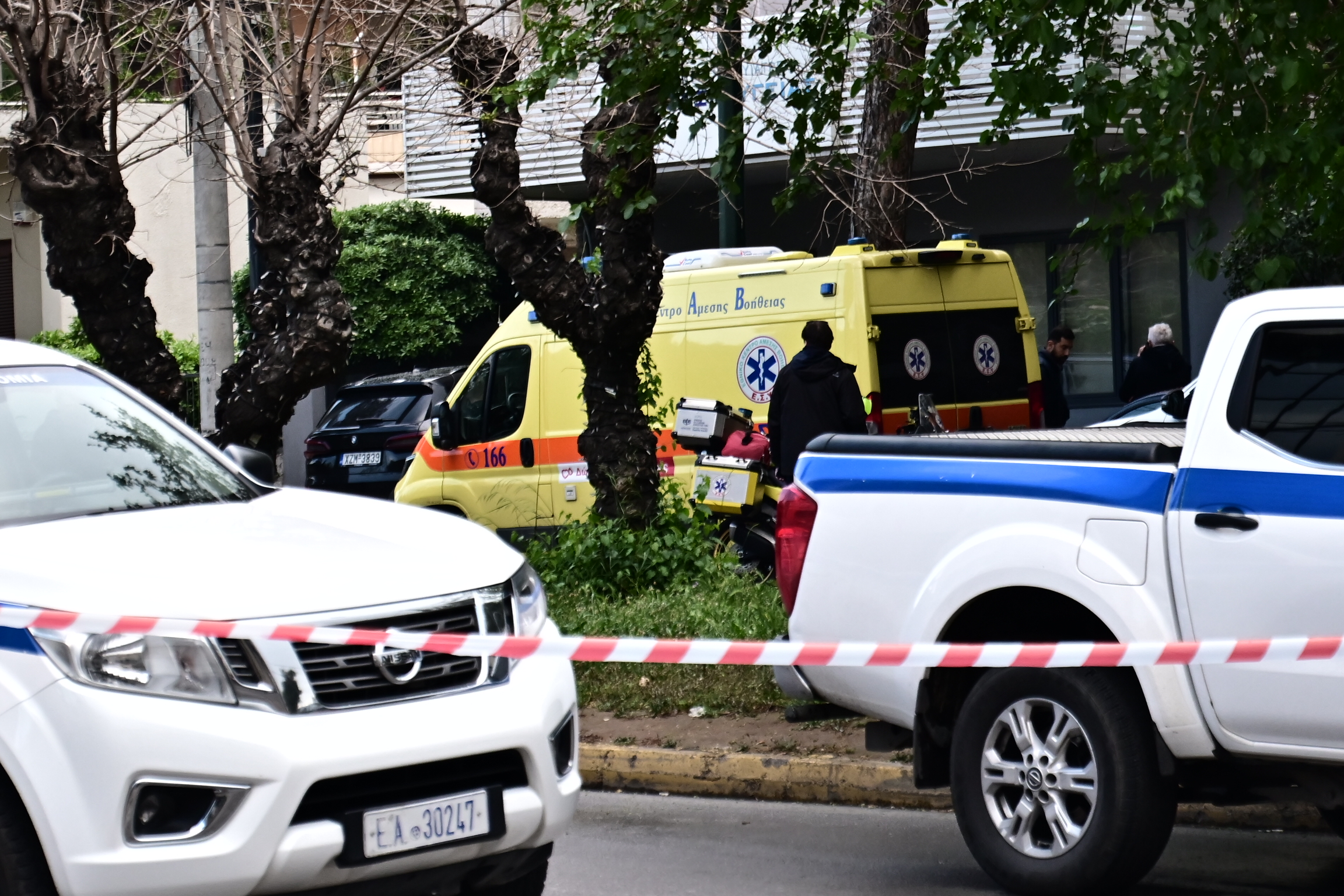 Περιπολικά κ ασθενοφόρο στον τόπο του εγκλήματος στο Χαλάνδρι