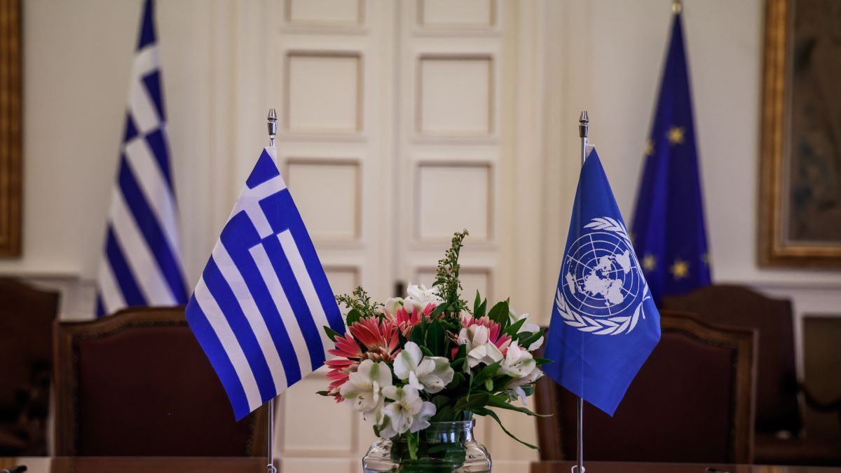 Οι σημαίες της Ελλάδας και του ΟΗΕ