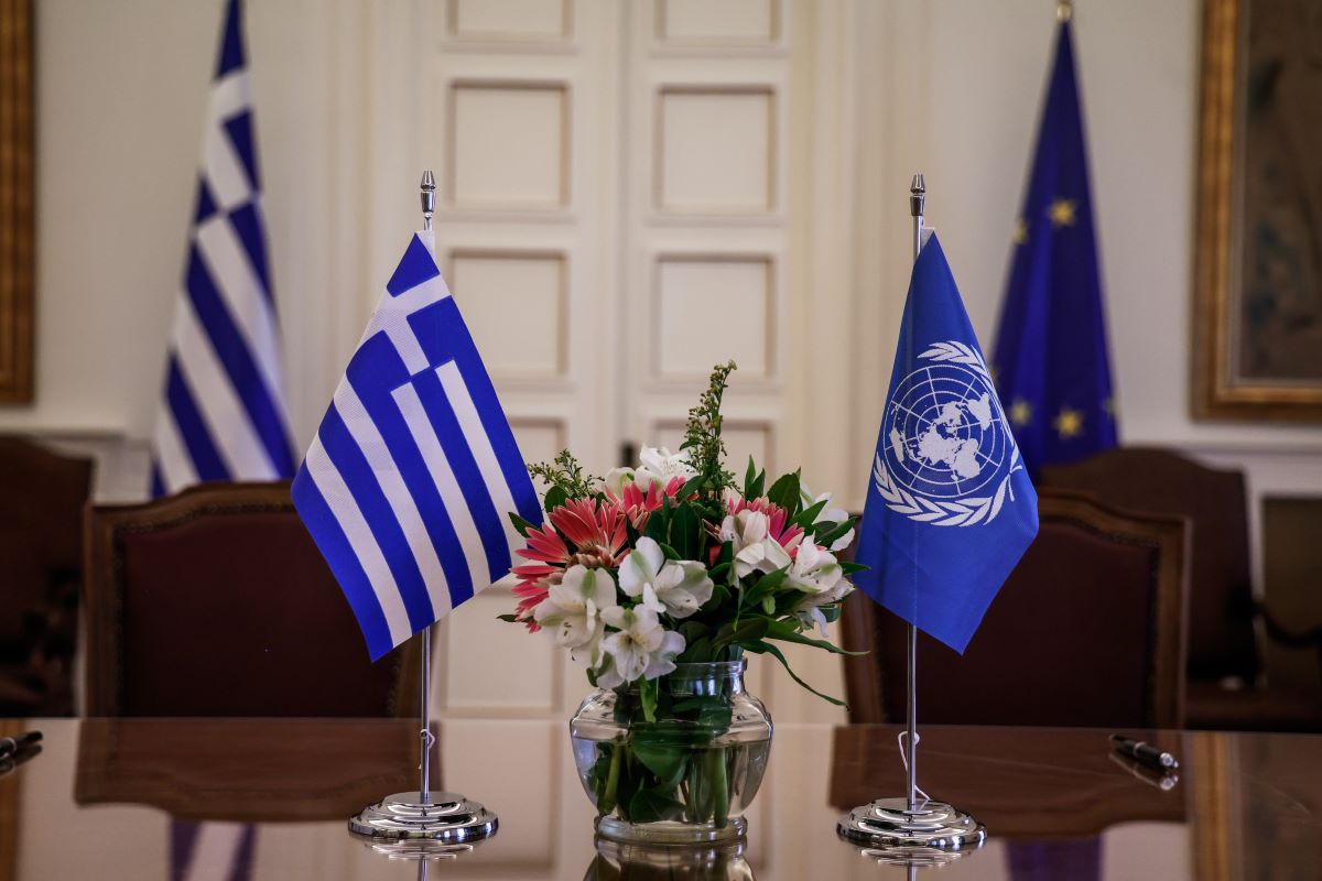 Οι σημαίες της Ελλάδας και του ΟΗΕ