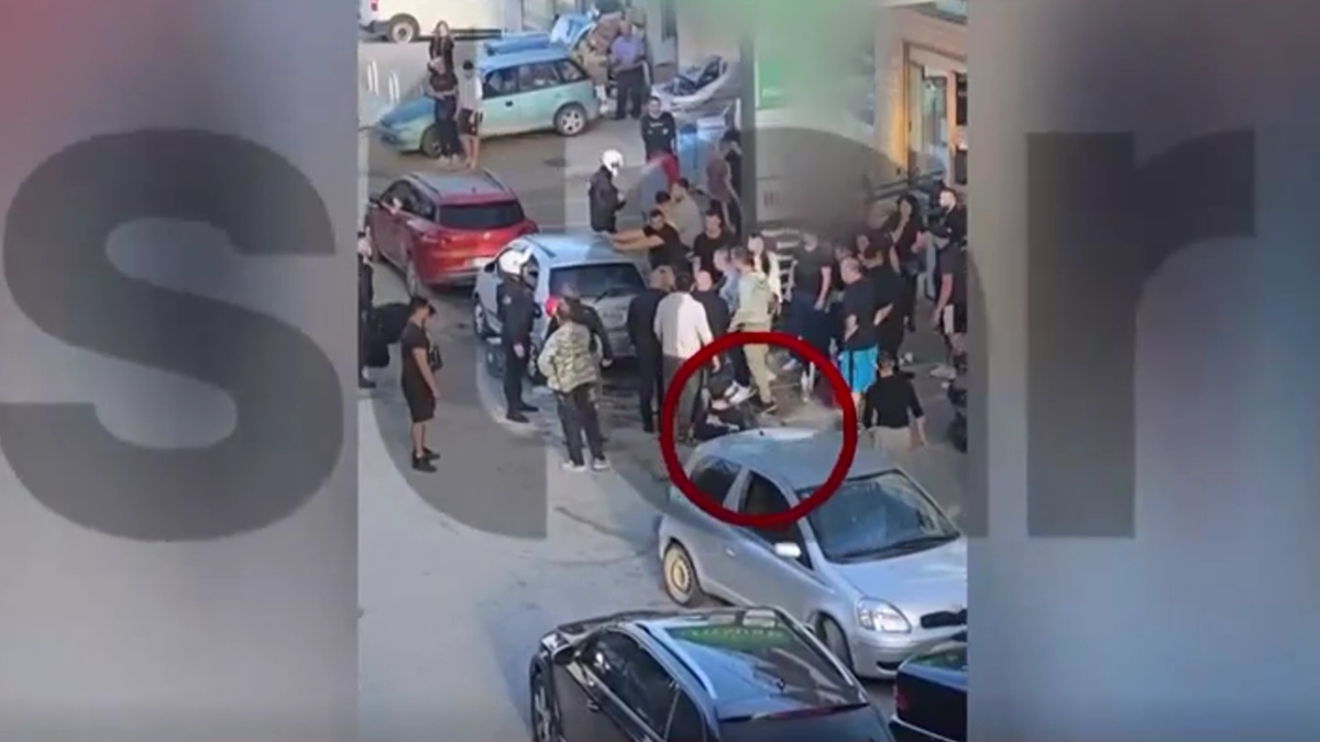 Άτομα στον δρόμο στο Μενίδι