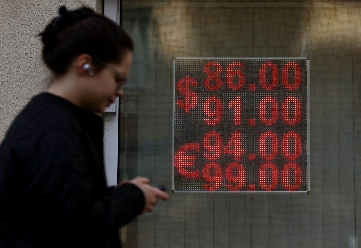 Πίνακας που δείχνει τις συναλλαγματικές ισοτιμίες του αμερικανικού δολαρίου και του ευρώ