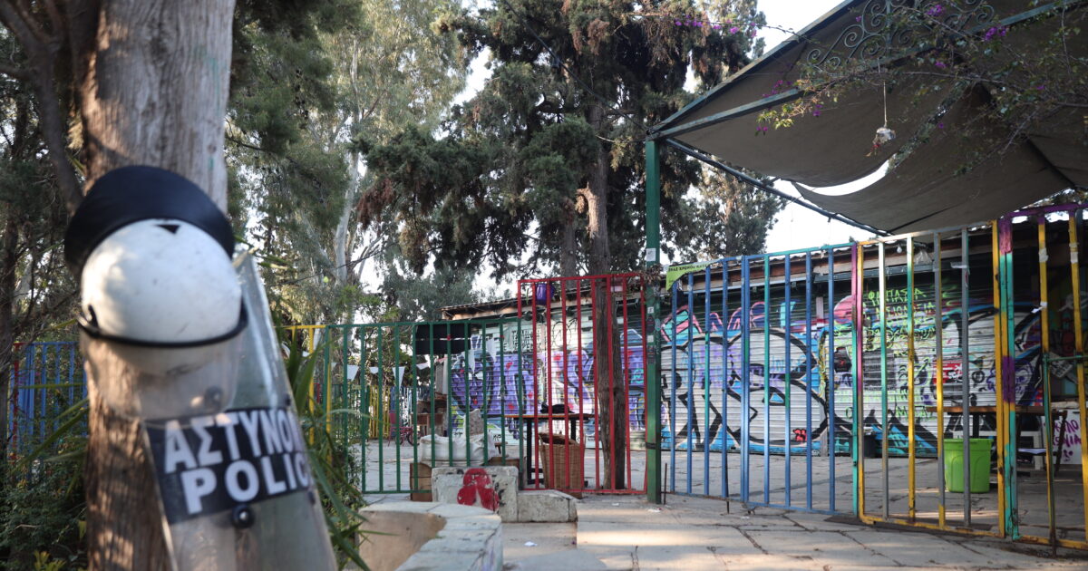 Exarchia: The moment when police enter the occupied building in “Extravagant”