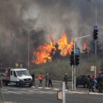 Ισραηλινό προσωπικό ασφαλείας και διάσωσης εργάζεται κοντά στο Latrun στο κεντρικό Ισραήλ, καθώς ξέσπασαν πυρκαγιές λόγω της υπερβολικής ζέστης
